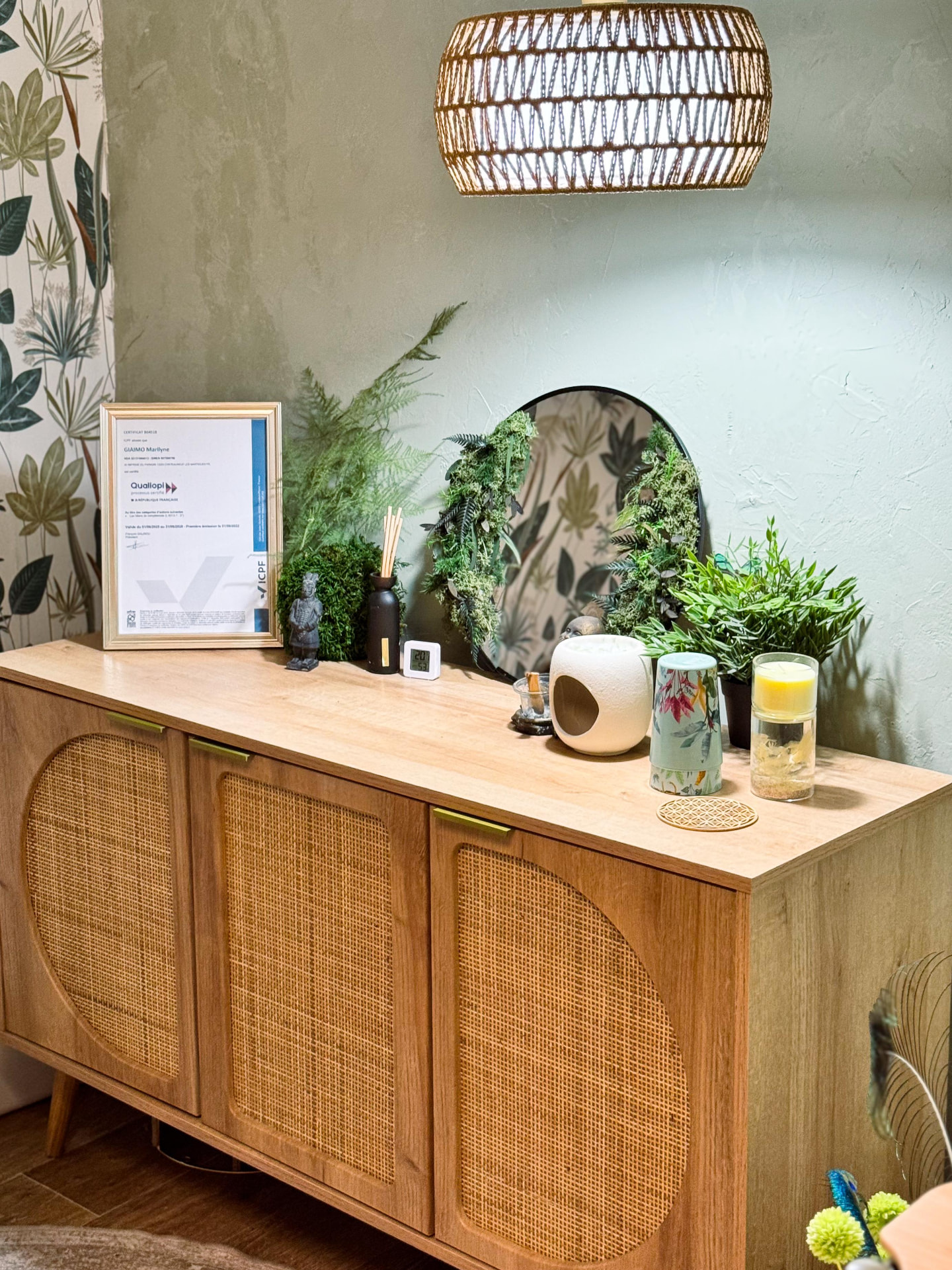 Ambiance apaisante du cabinet de Marilyne Giaïmo, avec mobilier en bois, plantes et décoration naturelle